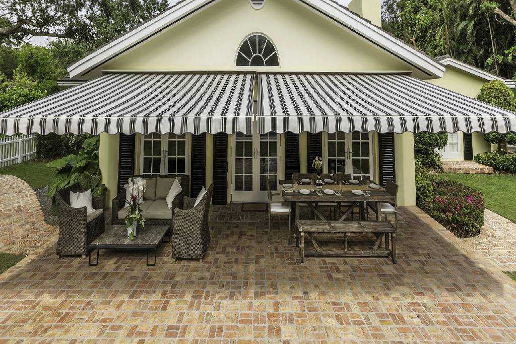 Retractable awnings from Sunsetter®, Aristocrat Shade Products, Corradi, and Roll-A-Way from near Eugene, Oregon (OR)
