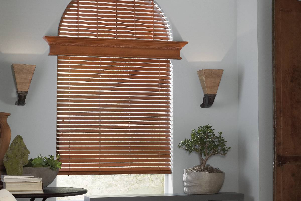 Hunter Douglas blinds for arched windows in a living room near Eugene, OR